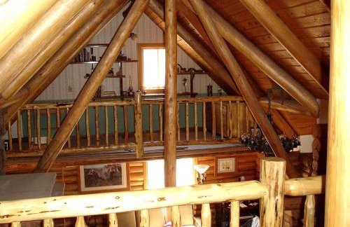 Traditional Log Cabin Rental with Deck in the Pine Forests of Columbus, Montana - Foto 15