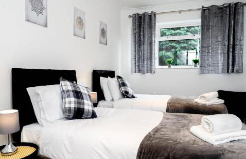 Spacious Home near Heathrow & Windsor with Parking - Photo 6