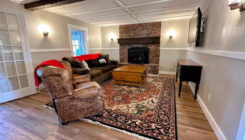 Renovated farmhouse on snowmobile trail with firepit & mountain views, 10 min from Bretton Woods! - Foto 5