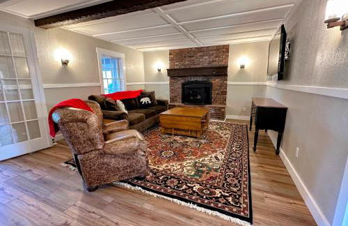 Renovated farmhouse on snowmobile trail with firepit & mountain views, 10 min from Bretton Woods! - Foto 5