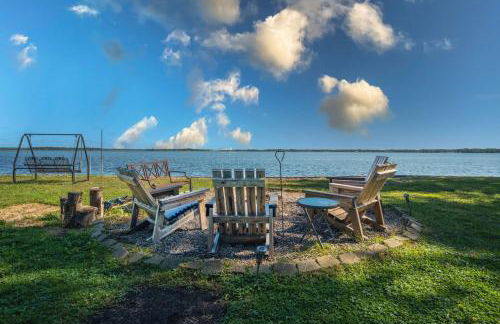 The Jackson Cottage on Grass Lake Waterfront 2 1 Nautical Cottage with Hot Tub Firepit & Year-Round Fun - Foto 4