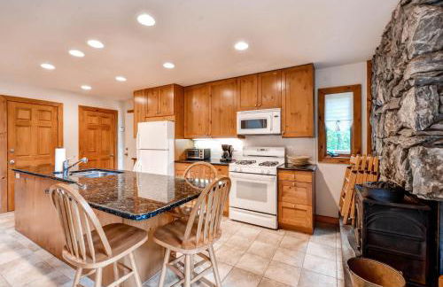 Waterfront Highland Lake Home with Deck and Dock - Foto 10