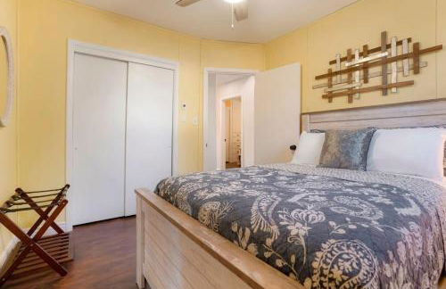 One of a Kind Home with HOT TUB Pool Table and Fire Pit 4 Miles to DT - Foto 26