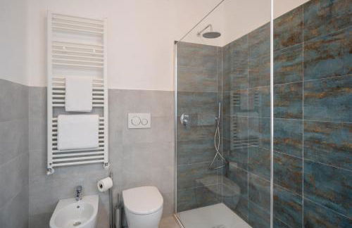 A step from the Beach - Roomy Apt with Sea Glimpse - Foto 14