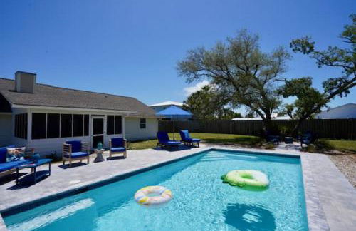 Southern Mermaid Cottage- Pet Friendly Fenced - Photo 1