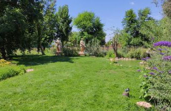 Refugio madera estilo árabe con estatuas, estanques y un pequeño zoo - Foto 38