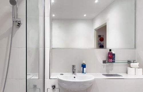 Laura's modern 1 bed apartment in Wimbledon - Foto 33