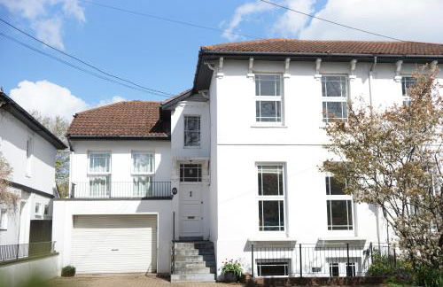 Stunning pied-a-terre moments from the water. - Photo 5