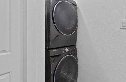 Chic Grey Escape Close to Downtown Fun - Foto 9