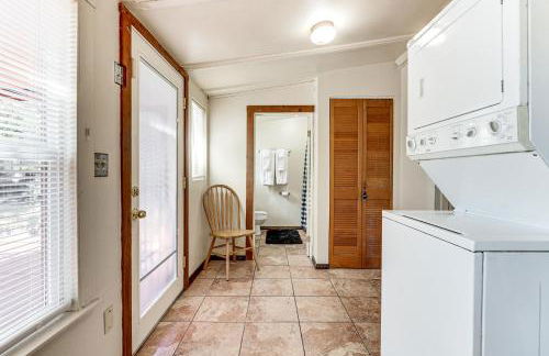 Watefront Getaway with Mtn Views and Dock in Clearlake - Foto 16