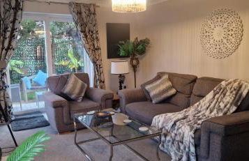 Stunning Fir Tree Corner 3 bedroom detached Executive house ideal wedding guest family home with free drive way CCTV parking for 2 vehicles or LWB Van M5 1 mile away dogs welcome by prior arrangement - Foto 32