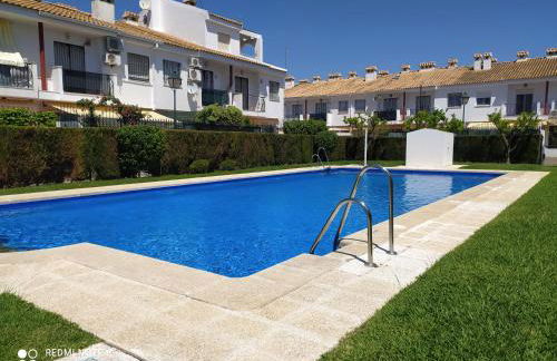 Gran adosado de esquina muy cerca de la playa en la Antilla - Foto 1