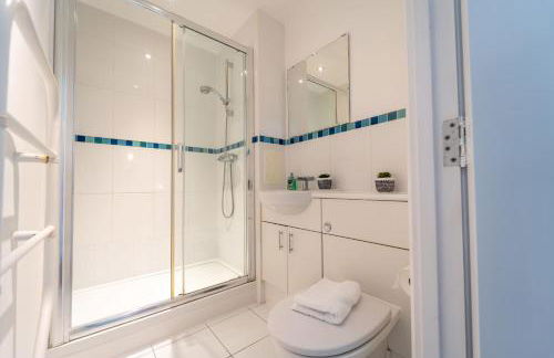 Spacious Apartment in Woking Town Centre - Photo 24