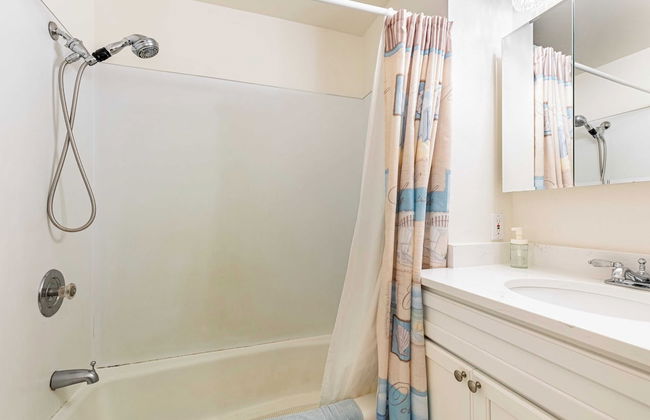 Private Beach Access + Water Views! Sleeps 18, Historic 6bdr Farmhouse w/ Deck - Foto 36