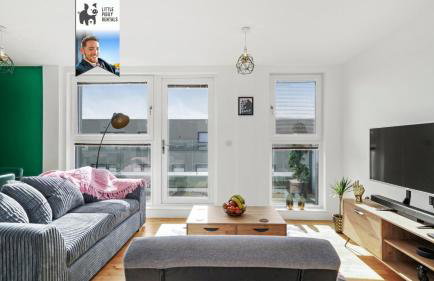 Luxury Balcony Penthouse with 4K TV and Soundbar - Foto 7