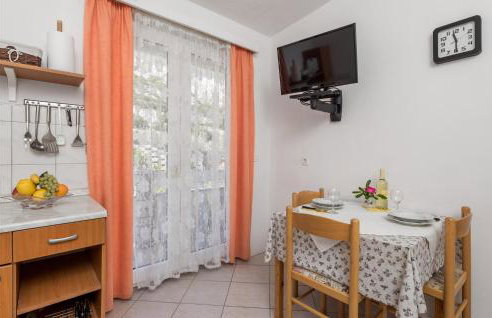 1 Bedroom Stunning Apartment In Bosana - Photo 6