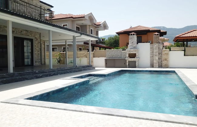Stunning 4-bed Villa Grey 4 Bedrooms Private Pool - Photo 12