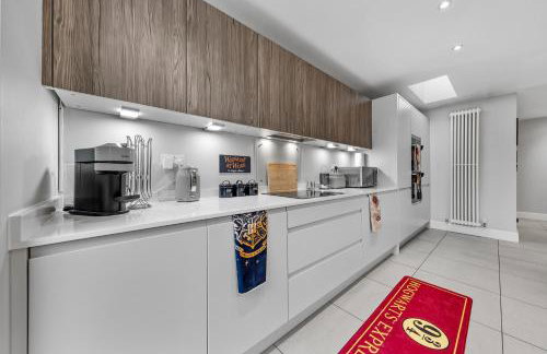 The Lumos House - 4 Bed Home w Parking near Harry Potter Studios - Foto 7