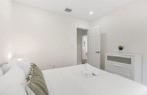 Charming 4BR Oasis with Saltwater Pool and Parking - Foto 9