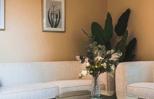 Spacious Retreat w Modern Decor and Private Yard - Photo 34