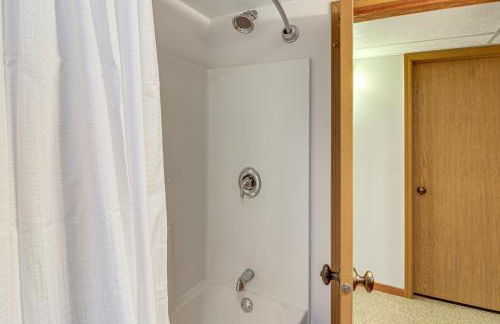 Private Lakefront Home with Game Room in Aurora! - Foto 28