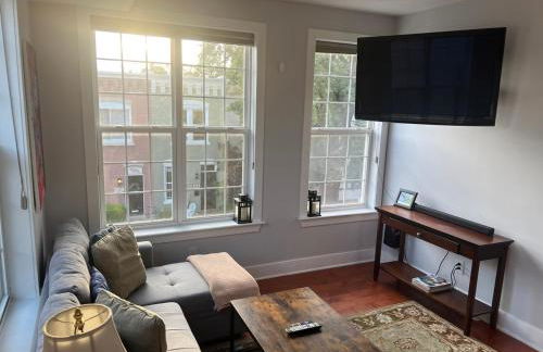 Sun-filled Capitol Hill home w/ parking & roofdeck - Photo 7