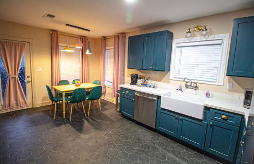 Private home with Hot Tub & Mini Golf & Fun Vibes near downtown Houston - Foto 14