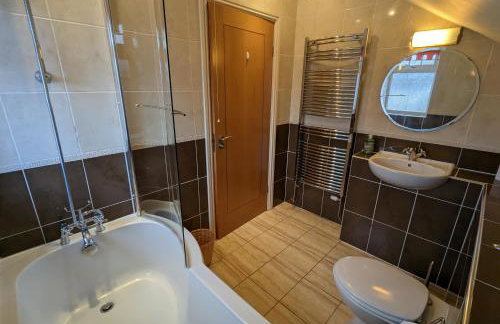 Unbeatable Llanberis Location, Detached with Parking, Snowdon Views. - Photo 12