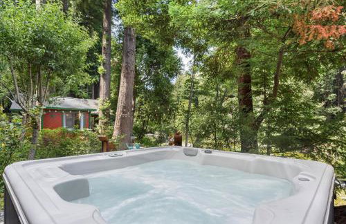 Cozy Creek Cabin - On Austin Creek Hot Tub - Dog Friendly - BBQ Grill - Fast WiFi - Foto 7