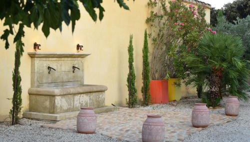 Villa Hameau de Signargues, entre Avignon - Pont du Gard et Uzes - Foto 3, Garden, Garden view