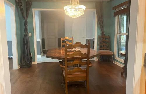 Quiet Forest Vacation home on a Private Road with Spacious Patios, Fire pit, Pet friendly and a Private pool - Foto 33