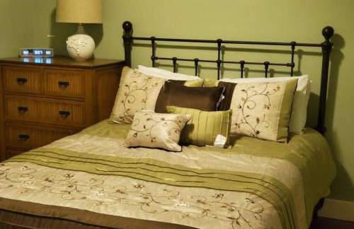 Woodshores Retreat - cozy retreat, hot tub, Lk MI - Photo 25