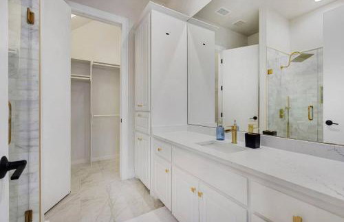 Luxury Oak Lawn Home | Game Room, Parking, Balcony - Foto 23