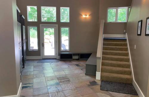 25-Bed, Amenity-Rich Estate in a Private Forest - Foto 53