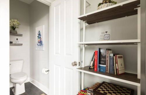 Family-Friendly 4BR Retreat Sleeps 12, Private Yard, Garage, Close to Stadiums, Casino & Downtown - Foto 45