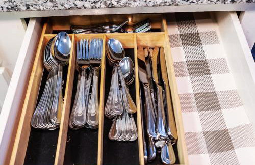 Cozy & Modern 5BR Smart Home with Yard and BBQ - Foto 32