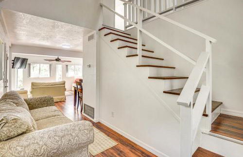 Walk to Lake George Quiet Nature Escape with Deck - Foto 14