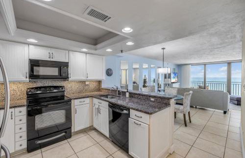 New Listing! Dog-friendly direct oceanfront with private balcony and heated rooftop pool - Foto 4