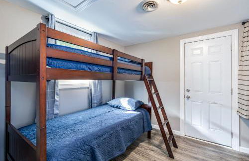 Cozy & Modern w Hot Tub, Fire Pit, Grill & Pond - Photo 10