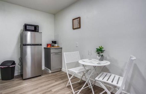 Newly remodeled bright studio - Photo 13