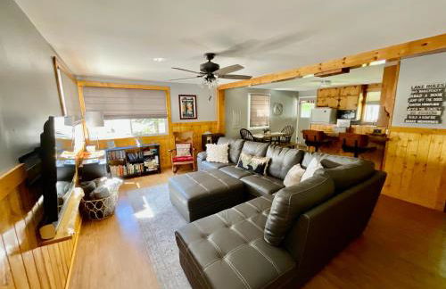 Beautiful Bungalow and Bunk House, Close to Lake - Foto 2