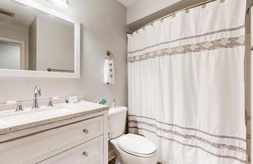 Inviting condo with an outdoor pool, washer/dryer, & AC - near the beach - Foto 17