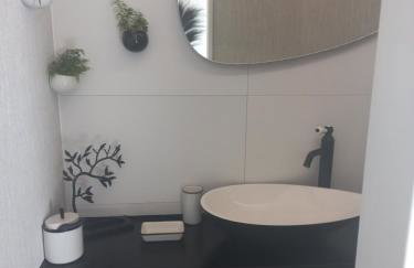 Charmante maison avec spa, sauna et jardin privatif - Photo 12