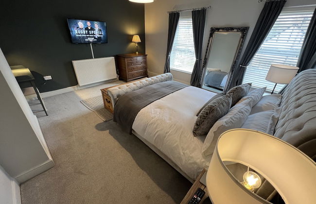 Luxurious Victorian Villa With Parking, Sleeps six - Photo 3