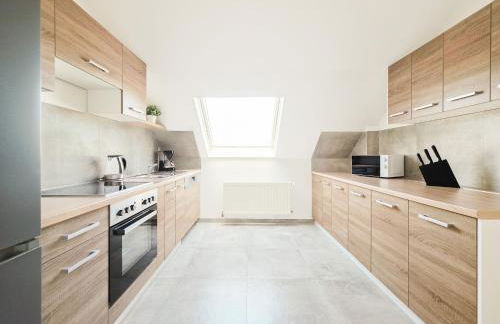 Tolstov Apartments - 3 Room Attic Apartment - Kitchen - 5 min to Messe DUS - Foto 5