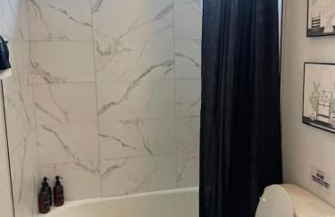 Luxurious Hidden Gem - Downtown Access - Balcony - Foto 33