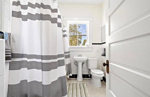 4BR Boutique Coastal Home, Walk to Beach and The Strand, Sleeps 10 - Foto 80