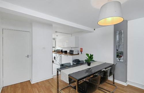 Spacious 6-Bed Home Sleeps 12, Near Highfields Park - Photo 3