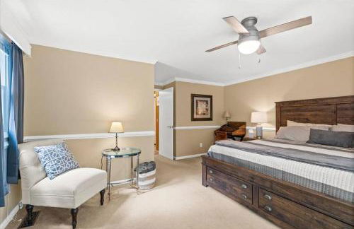 The Gingerbread House - 4 BR chalet, Sunroom, Deck, sleeps 10, modern amenities - Foto 11