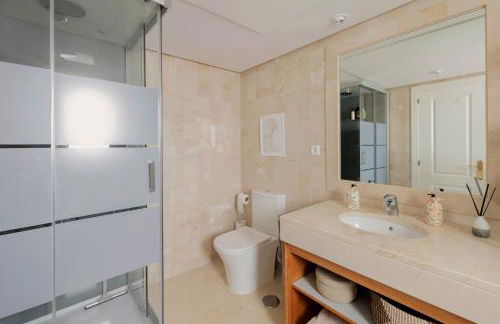 Elegant Marbella Apartment, 5-Pool Oasis, Sunlit Terrace, Garage - Photo 35